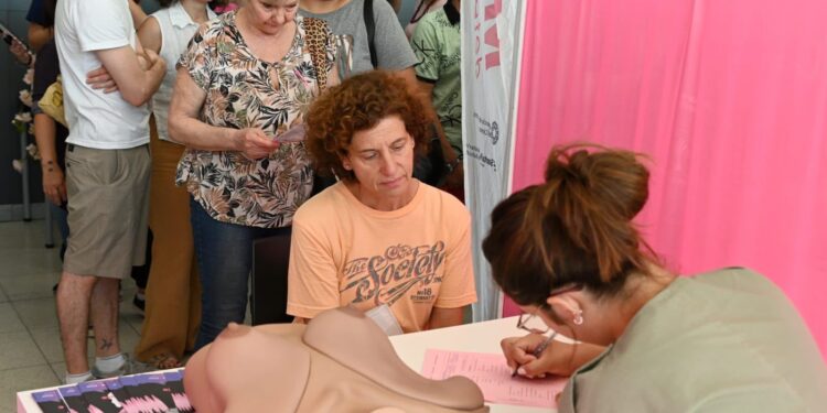 Octubre Rosa: Provincia fortalece controles preventivos de cáncer de mama en mujeres mayores de 40 años.
