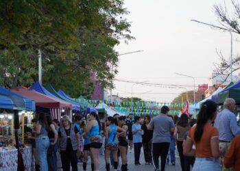 LA FERIA OCAMPENSE VUELVE A PLAZA SAN MARTÍN CON UNA NUEVA JORNADA DE EMPRENDEDORES Y ARTESANOS.