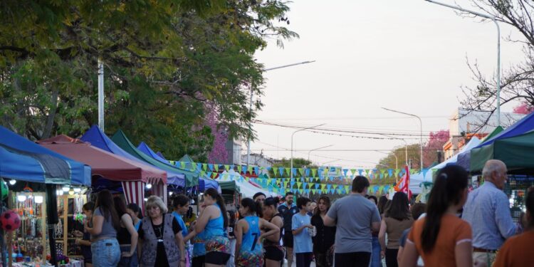LA FERIA OCAMPENSE VUELVE A PLAZA SAN MARTÍN CON UNA NUEVA JORNADA DE EMPRENDEDORES Y ARTESANOS.