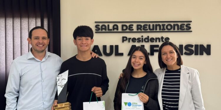EL INTENDENTE CRISTIAN MAREGA RECIBIÓ A LOS SUBCAMPEONES NACIONALES DE DANZA TRADICIONAL JUVENIL.